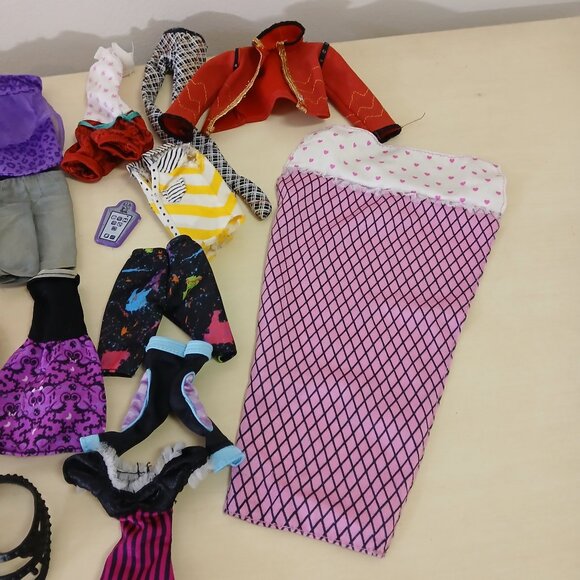 Assorted Monster High clothing and accessories - Picture 10 of 14